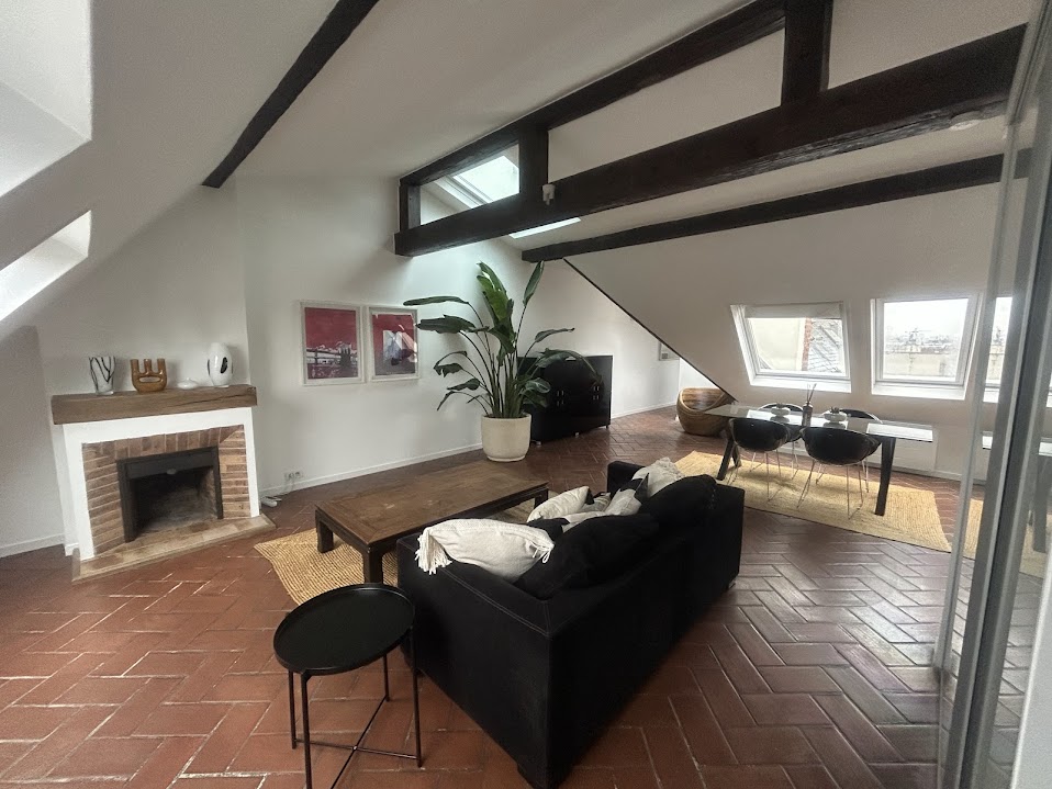 Paris 2ᵉ – Dernier étage meublé avec vue sur les toits de Paris, Tour Eiffel et Montmartre