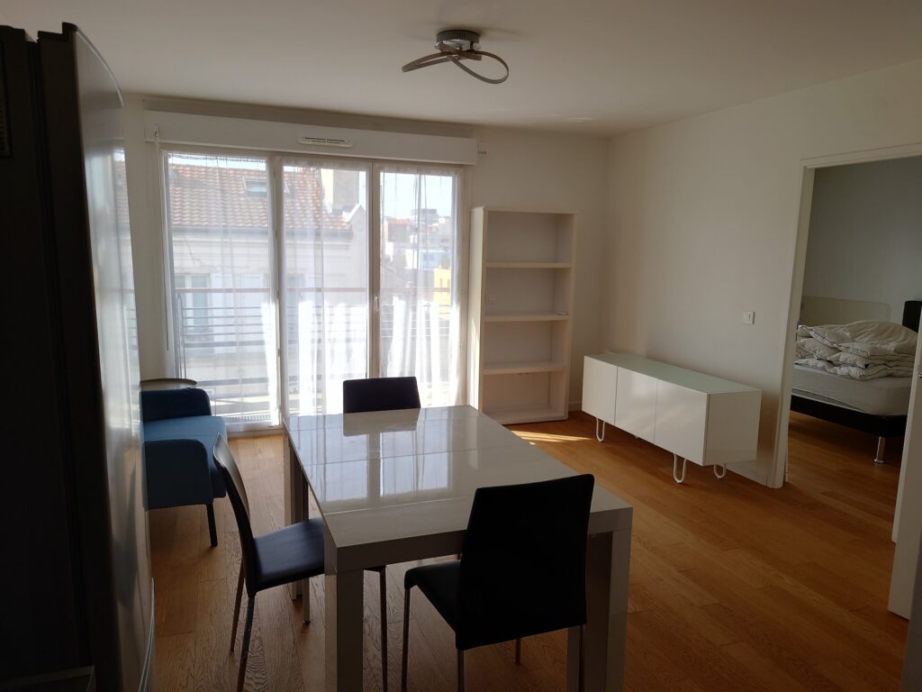 Super T2 à MONTROUGE – RUE PÉRIER dans immeuble moderne