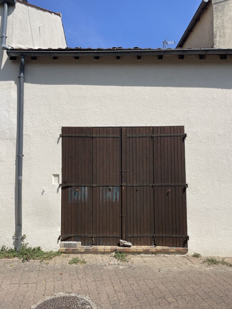 TRAPPES – LOCAL / ATELIER EN REZ-DE-CHAUSSÉE AVEC CAVE ET PARKING – 64 400 €