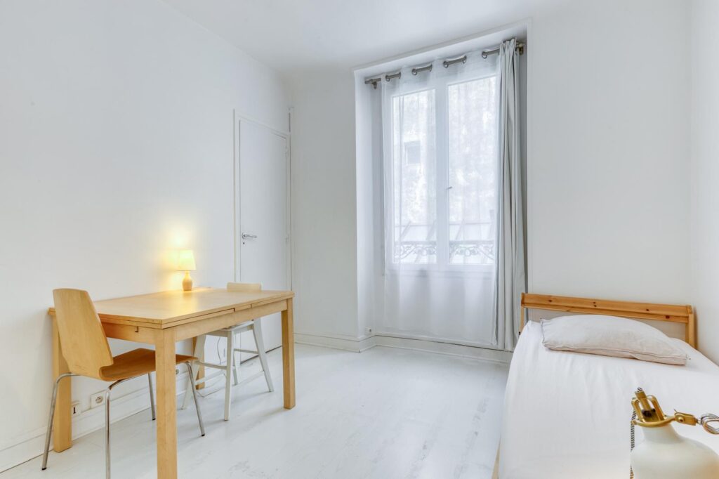 PARIS 11e – RUE CRUSSOL – STUDIO MEUBLÉ VENDU OCCUPÉ – 15,83 m²
