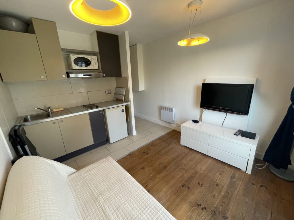 PARIS 16ᵉ – RANELAGH – CHARMANTE STUDETTE MEUBLÉE AVEC VUE DÉGAGÉE SUR LES TOITS DE PARIS ET LA TOUR EIFFEL – 15,64 M²