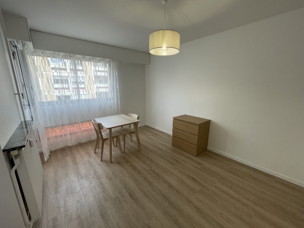 PARIS 18ᵉ – GRANDES-CARRIÈRES | CHARMANT STUDIO MEUBLÉ AVEC BALCON, CUISINE INDÉPENDANTE ET CAVE