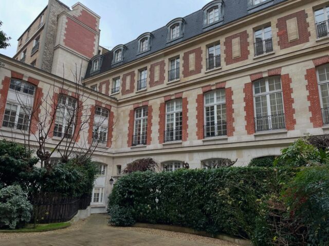 7月1日からこの素敵な物件が入居可能になりました。.France不動産パートナーズのサイトにお早めにお申し込みください。ルイ13世スタイルの建物ですね。