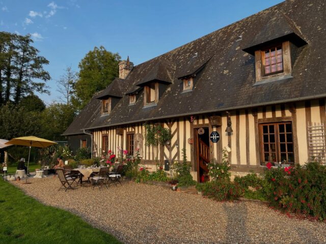 Chaumière normande!! パリの建物とかなり違いますが、何か素朴な感じで可愛いですね