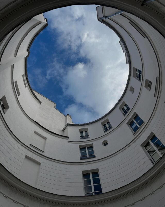 この建物は非常に不思議です。もちろん特殊レンズは使ってません。